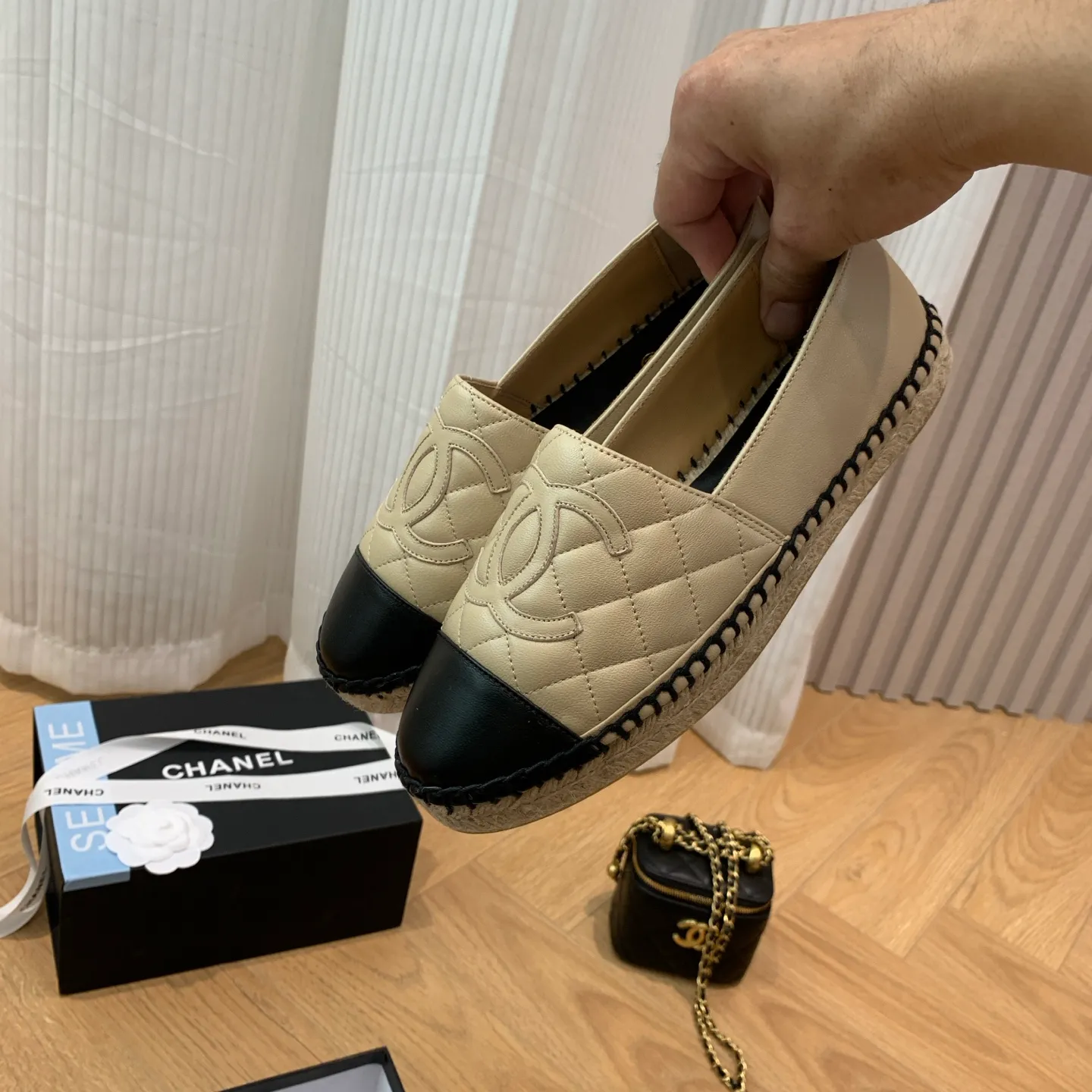 👟👟Ex-factory price 480👟👟 👑New colors are coming ✌️The new version of Chanel fisherman shoes is coming❗️Delivered in a complete set of top-notch packaging. The quality of my fisherman shoes has not been introduced much, everyone who has tried it knows it! The original customized upper, and my outsole is the original translucent outsole, the opaque outsole is the wrong version, full set of authentic packaging ❗️ size: 35-40, running price
